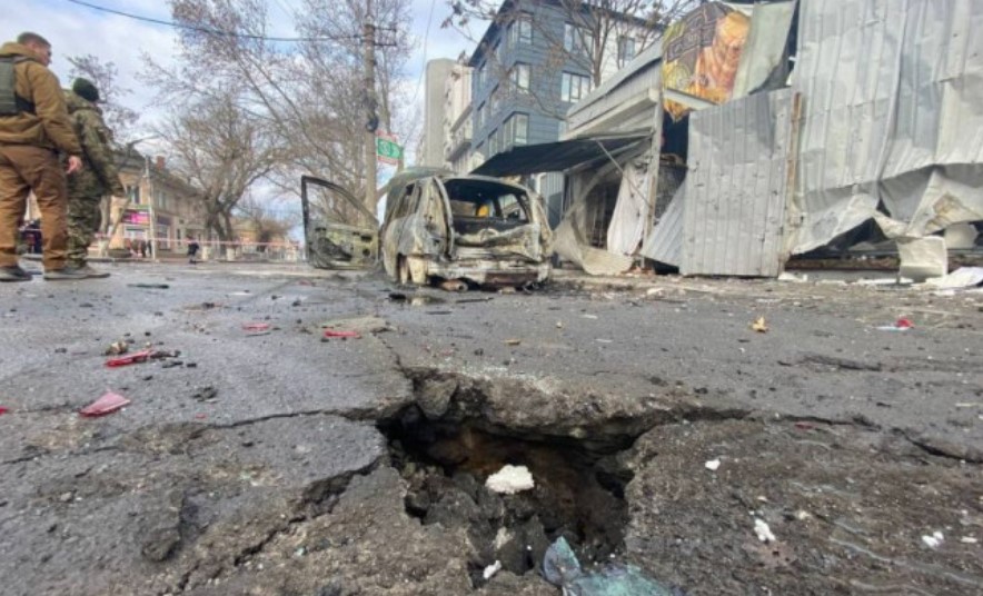 Росіяни двічі обстріляли центр Херсона: загинув чоловік, є поранені Росіяни двічі обстріляли центр Херсона: загинув чоловік, є поранені